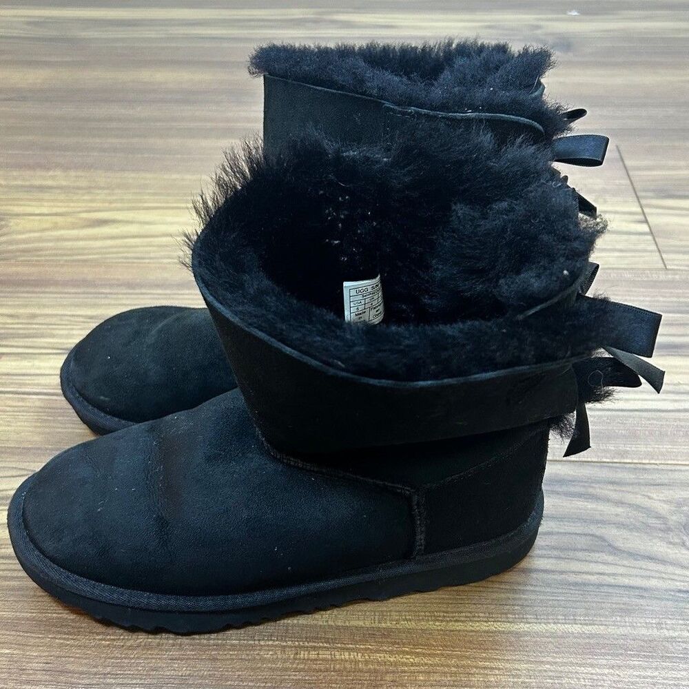 UGG Bailey Bow II Black Suede Shearling Boots Womens Size 5 Winter Mid-Calf